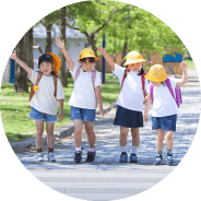 登校している児童たちの写真